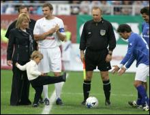 Первый удар по мячу делает Тарас Ющенко — сын президента Украины? gpu-ua.info