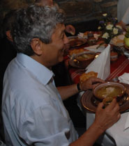 Царь трапезничать желает :)