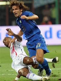 Французы с Пирло не церемонились, AP