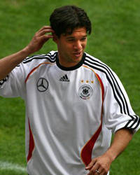 Чесать затылок Баллаку никто не может запретить :)