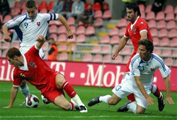 Усилий Минтала (в белом справа) оказалось мало, АР.