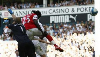 Адебайор сравнивает счёт в матче