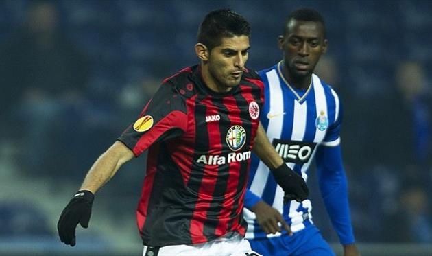 Джексон Мартинес (на заднем плане) ведет борьбу с Карлосом Самбрано, Getty Images