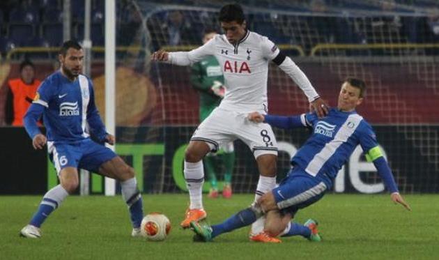 Ротань в подкате против Паулиньо, фото Станислава Ведмидя, Football.ua 