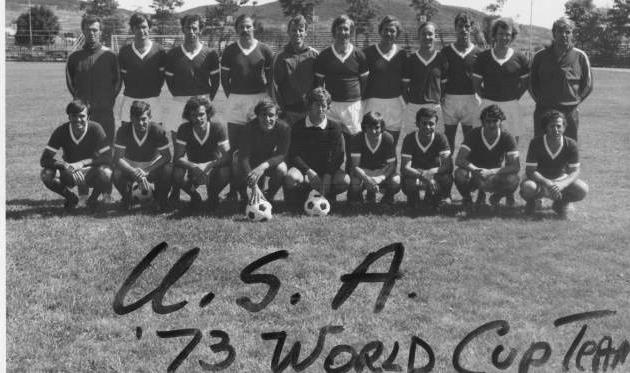 Сборная США 1973 года: на этом фото игроки Крат и Банах, а также тренер Е.Чижович, phillysoccerpage.net