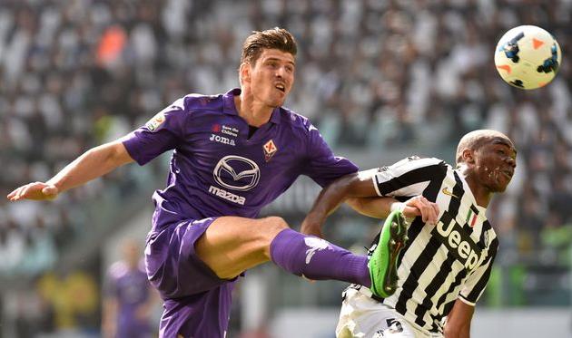 Марио Гомес против Анджело Огбонны, фото corrieredellosport.it