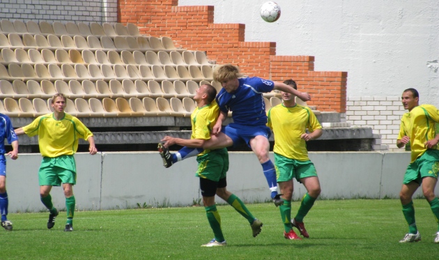 Игорь Худобяк (в прыжке), фото Артура Валерко, Football.ua.