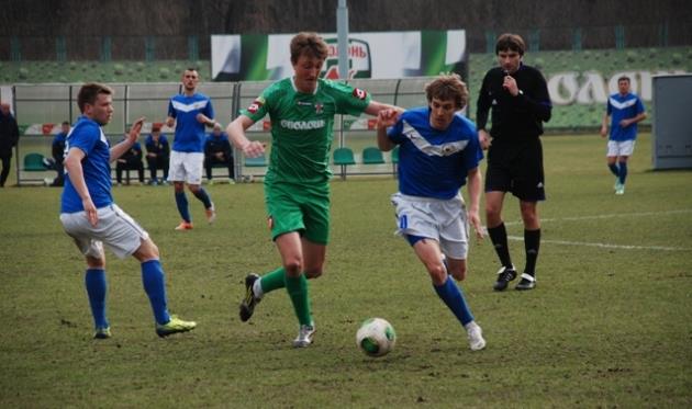 А.Крамар (праворуч у синьо-білій формі) у боротьбі за м’яч, фото fcbrovar.obolon.ua