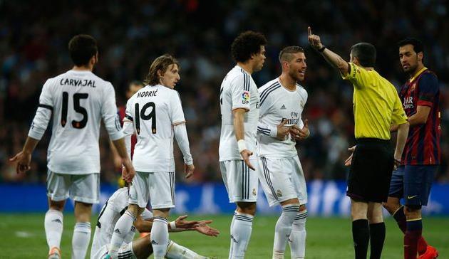 Ундиано Мальенко выгоняет Серхио Рамоса с поля, фото Getty Images