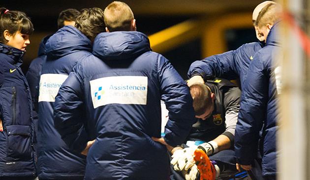 Виктор Вальдес покидает поле на носилках, Getty Images