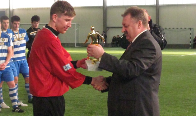 Денис Маринчук (слева в красном), фото Артура Валерко, Football.ua