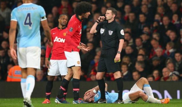 Маруан Феллаини не согласен с решением арбитра, фото getty images