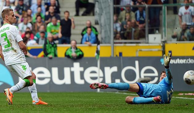 Демс добивает мяч после сейва Рене Адлера, фото getty images