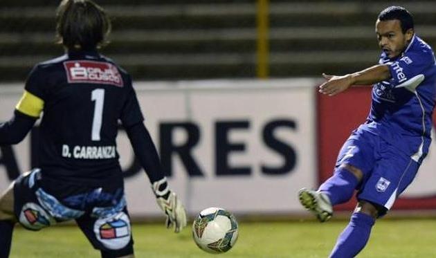 Забивает Хуан Армадо, AFP