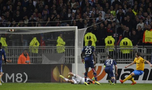 Леонардо Бонуччи забивает победный гол в ворота Лиона, фото getty images