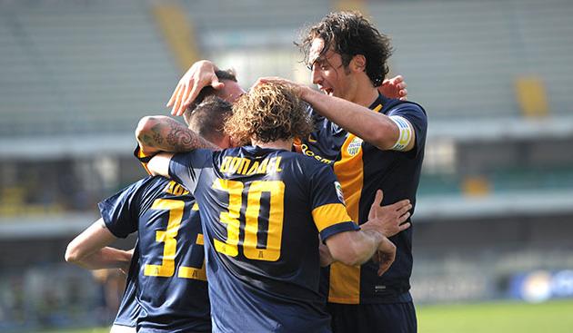 Рекордсмен Тони принимает поздравления, Getty Images