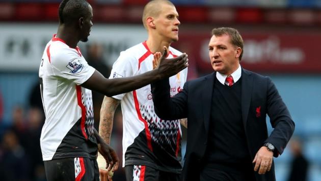 Мамаду Сахо приветствует Брендана Роджерса, Getty Images