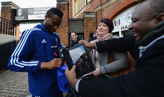 Джон Оби Микель за раздачей автографов, Getty Images