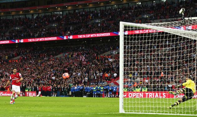 Артета забивает свой пенальти, Getty Images