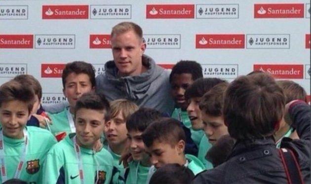 Марк-Андре Тер Штеген наградил воспитанников Барселоны, фото www.mundodeportivo.com