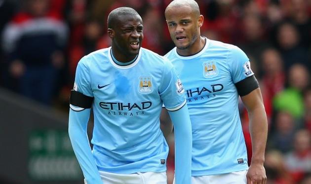 Компани помогает Туре покинуть поле, Getty Images