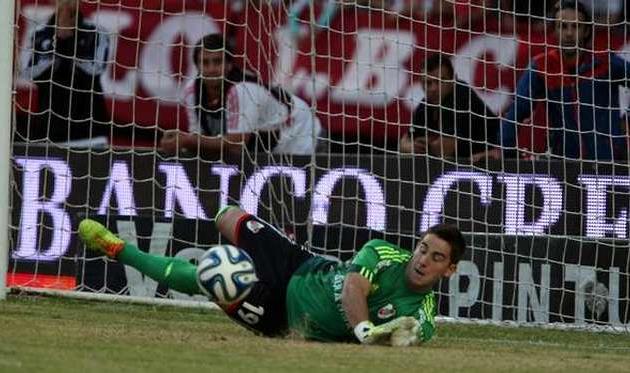 Леандро Чичисола отбивает пенальти Гвидо Каррильо, ole.com.ar