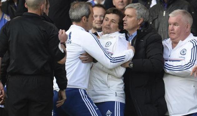 Жозе Моуриньо в окружении помощников, фото Eurosport