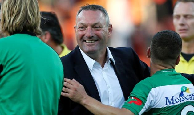 Рон Янс вместе с подопечными празднует победу