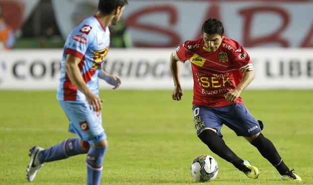 С мячом Кристиан Чавес, Getty Images