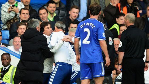 Руи Фариа пытается наброситься на Майка Дина, фото skysports.com