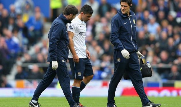 Агуэро покидает поле, Getty Images