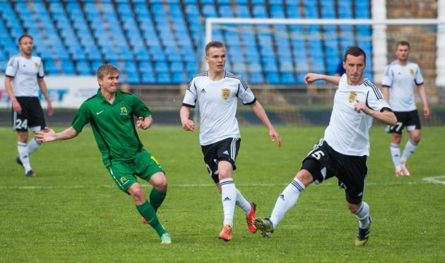 Иващенко (слева) положил начало победе Александрии в Черновцах и своим голам за новую команду, фото fcbukovyna.com. 