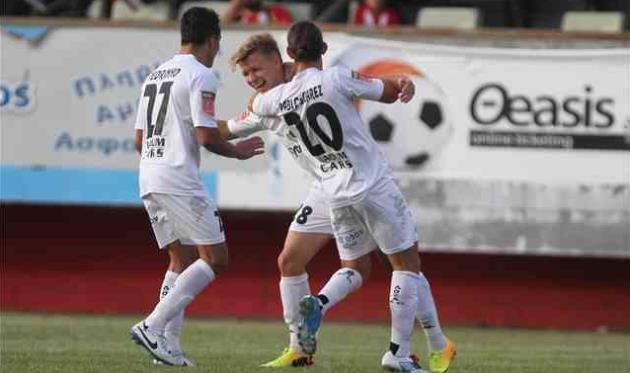 Виталия Дорошенко (он в центре) поздравляют одноклубники, фото DOXA Katokopias FC - Official