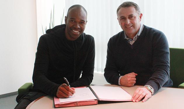 Налдо (слева) и менеджер Вольфсбурга Клаус Аллофс, vfl-wolfsburg.de