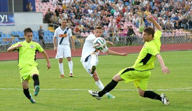 Черкассец Бушман (он в центре) забивает победный мяч лидеру, который не проигрывал еще с октября, фото fcslavutich.ck.ua