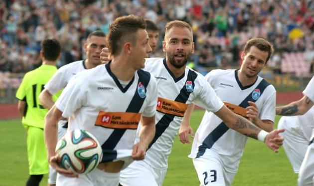 Юрий Бушман (слева) принимает поздравления с победным голом, фото fcslavutich.ck.ua