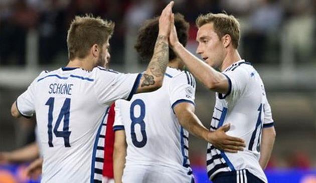 Шене и Эриксен расписались в воротах сборной Венгрии, фото dbu.dk