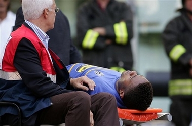 Жорже Андраде уносят с поля, фото AP