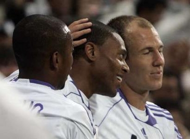 Баптишта принимает поздравления от Роббена и Робиньо, фото Reuters