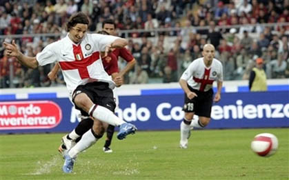 Златан Ибрагимович забивает первый мяч в ворота 