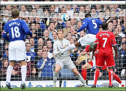 Лескотт забивает, фото bbc.co.uk