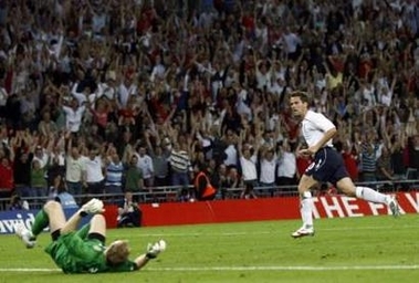 Оуэн забивает россиянам, REUTERS