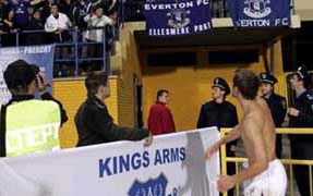 Фил на фоне сбушника, снимающего на камеру, приветствует своих болельщиков :)