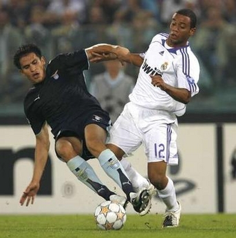 Кристиан Ледесма в борьбе с Марсело, фото Reuters