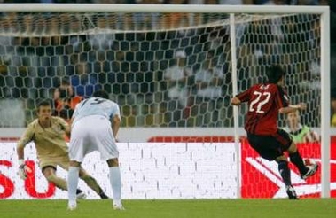 Кака забивает пенальти, REUTERS