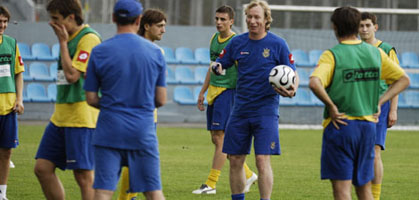 Михайличенко в окружении игроков молодежки, ffu.org.ua