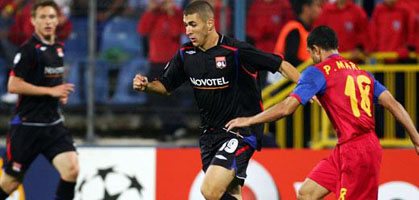 Карим Бензема (слева)