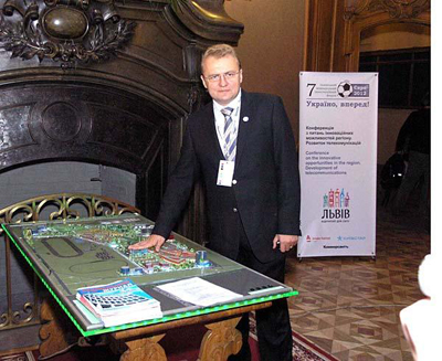 Мэр Львова Андрей САДОВОЙ рядом с одним из возможных макетов будущей арены, фото komanda.com.ua