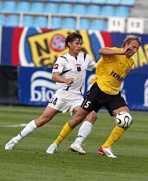 Сергей Симоненко в борьбе за мяч, фото komanda.com.ua