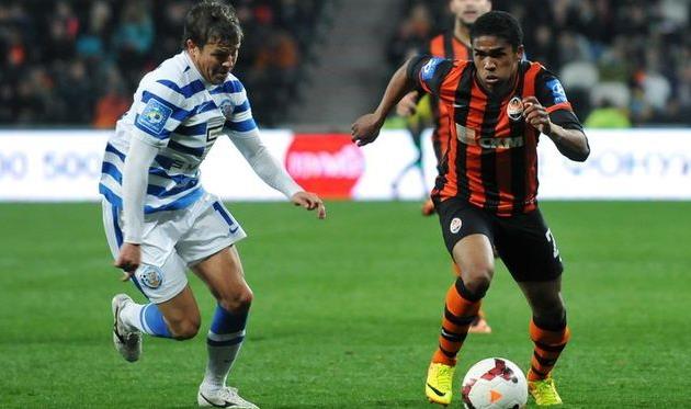 Кожанов против Дугласа Косты, фото М. Масловского, Football.ua